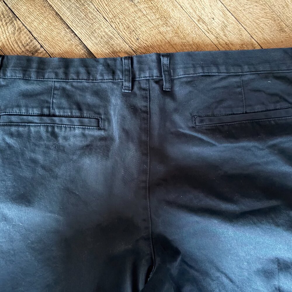 Old Navy Men’s Classic Khaki Pants Size Waist Size 40 L 32, Navy Color. - Picture 6 of 7